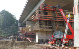 Marode Autobahnbrücken werden gestützt: Stahlkonstruktion über der Fulda