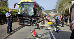Pkw kracht frontal in Reisebus aus Neuhof - vier Schwerverletzte, drei leicht