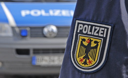 14-Jährige tritt, spuckt und beleidigt Bundespolizisten