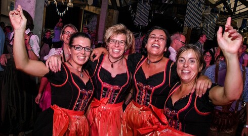 400 Madel & Buam feiern das wohl letzte Oktoberfest im Lokschuppen