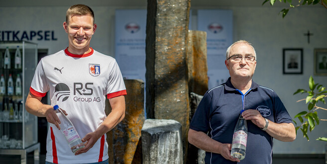 Fotos: SG Barockstadt - Moritz Reinhardt hat bei der SG Barockstadt unterschrieben - zudem wurde der Vertrag mit dem Sponsor Förstina Sprudel verlängert.
