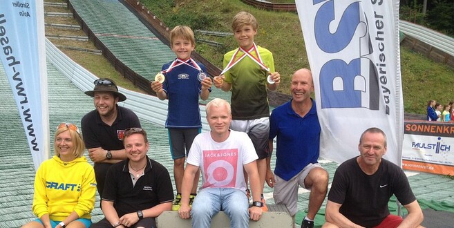 (von links nach rechts): Margit Uhrmann Vizepräsidentin des Bayerischen Skiverbandes, Michael Beer 1. Vorsitzender RWV Haselbach, André Eichel Sportwart Skiverband Unterfranken, Tim Dickas Bayerncupsieger Skispringen, Maximilian Lange Trainer der Rhöner Skispringer, Franz Eisenmann Bayerncupsieger Nordische Kombination, Ewald Simon 1. Vorsitzender WSV Oberweißenbrunn, Thomas Müller Landestrainer der Bayerischen Skispringer