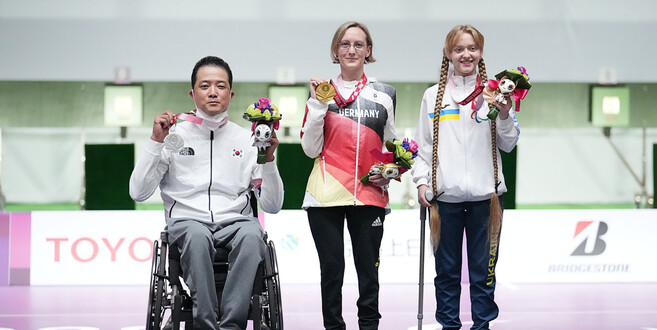 Foto: picture alliance / Xinhua News Agency / Xiong Qi - In der Bildmitte Goldmedaillen-Gewinnerin Natascha Hiltrop, links Park Jinho (Süd Korea) und rechts Iryna Shchetnik (Ukraine)