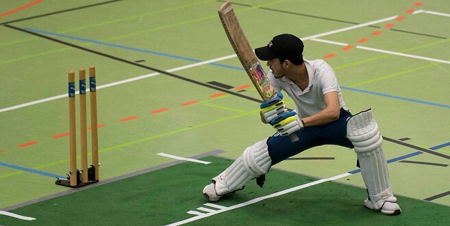 Fotos: Jonas Wenzel - Ball im Blick, bereit zum Schlag: In Fulda fand am Samstag das erste Cricket-Turnier statt.