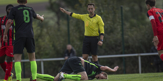 Archivfoto: ON - Abpfiff für Schiedsrichter. Auch im Amateurfußball müssen die Unparteiischen ab einem gewissen Alter die Pfeife an den Nagel hängen