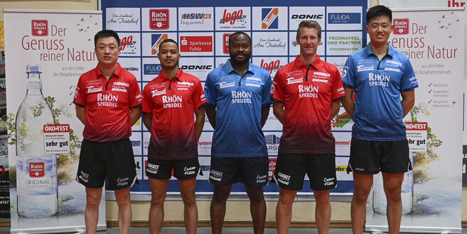 Fotos: Jonas Wenzel - Yowegraphy - Die neue Mannschaft des TTC: v.l. Trainer Qing Yu Meng, Neuzugang Alexandre Cassin, Quadri Aruna, Ruwen Filus und Fan Bo Meng