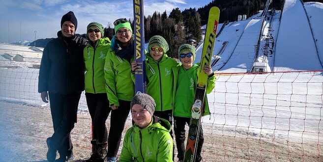 Fotos: Maximilian Lange - Erinnerungsbild vor den Schanzen im Olympia-Skistadion in Garmisch-Partenkirchen. Von rechts Janis Kansog, Tim Dickas, die Mütter Romy Dickas und Silvia Kansog und Unterstützer Roger Hahn, vorne kniend Trainer Maximilian Lange.