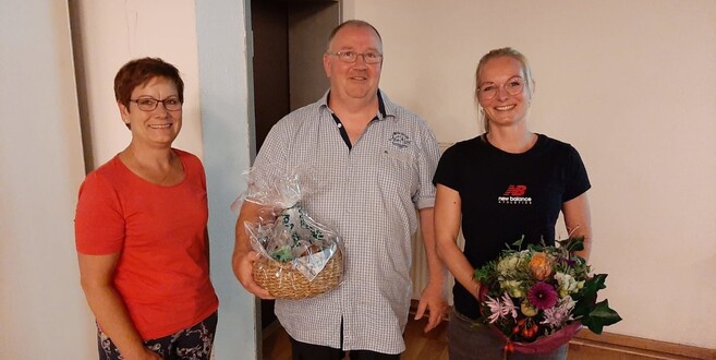 Fotos: privat - Karin Schenk vom geschäftsführenden Vorstand verabschiedet Thomas Batzke mit Blumenstrauß und Präsentkorb und beglückwünscht Dorothee Schaar als neue 1. Vorsitzende ebenfalls mit einem Blumenstrauß