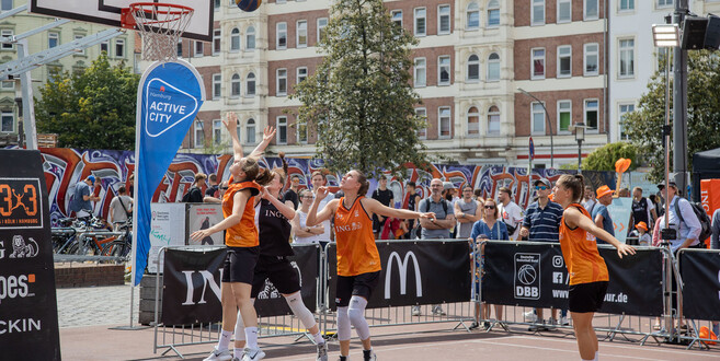 Foto: picture alliance | Marc Heiligenstein - 3x3 Basketball wird nur auf einen Korb gespielt. Hier eine Szene von den deutschen Meisterschaften in Hamburg
