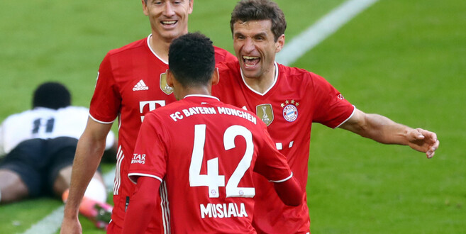 Foto: picture alliance/dpa/AP-Pool | Matthias Schrader - Jamal Musiala, Robert Lewandowski und Thomas Müller freuten sich nicht nur über den 6:0 Sieg gegen Gladbach, sondern feierten auch die neunte Bayern-Meisterschaft in Folge