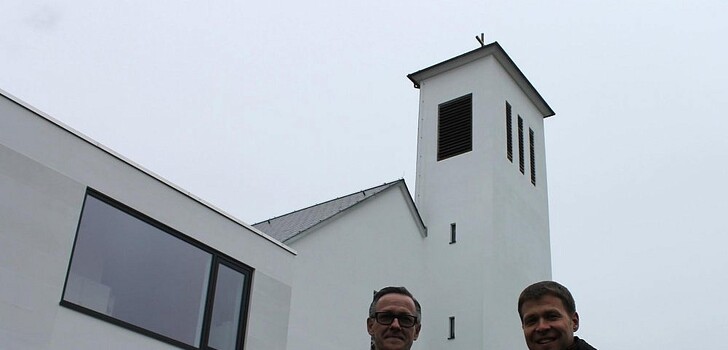 V.l. Stephan Raatz mit Spendenscheck und Pfarrer Stefan Bürger mit dem für die Schließanlage symbolischen Schlüssel