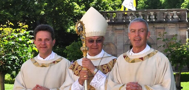 Neupriester Agricola, Bischof Algermissen und der Regens des Priestersemonares Roth (v.re)