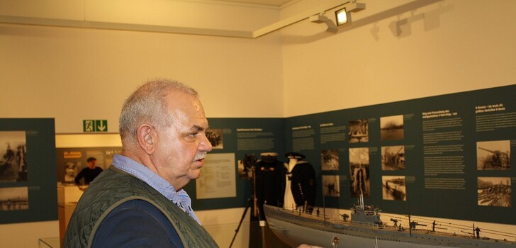 Jens Arndt in der Sonderausstellung "Hanau in Feldgrauer Zeit" im Schloss Philippsruhe.