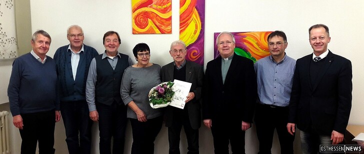 Der alte und neue Vorstand des regionalen Caritasverbandes mit dem geehrten (v.l.n.r) Stephan Büttner, Norbert Krimmel, Thomas Engel, Ursula Veltum, Reinhold Schreiner, Pfarrer Dr. Dagobert Vonderau, Raimund Kind und Geschäftsführer Christian Reuter (es fehlt Doreen Hahn).