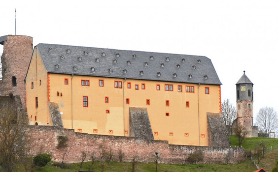 Die Burg Schwarzenfels klebt förmlich am Westhang des 492 Meter hohen Hopfenberges