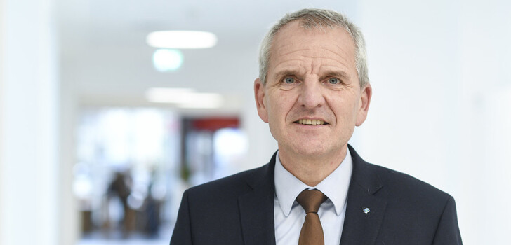 Er hat das Klinikum Fulda in einer stürmischen Zeit als Vorstandschef übernommen und es sicher aus der Krise geführt. Seit zehn 10 Jahren steht Priv.-Doz. Dr. med. Thomas Menzel (58) an der Spitze des osthessischen Krankenhauses der Maximalversorgung.