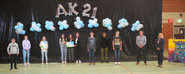 Es freuen sich gemeinsam über die Auszeichnung: Schulleiterin Nicole Stutz (1.v.r.), Schulkoordinator für Berufliche Orientierung Marc Güth (2.v.r.) sowie Schülerinnen und Schüler der Gesamtschule.
