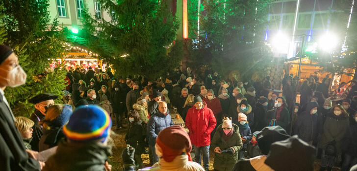 Auf der Treppe der Stadtpfarrkirche stellten die Pfarrerinnen und Pfarrer ihr Gesangstalent unter Beweis