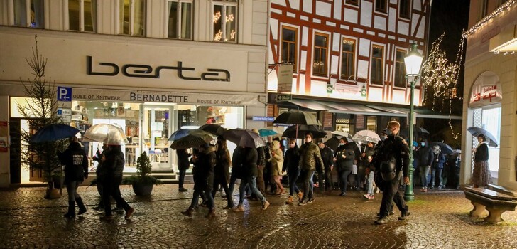 Das Bündnis "Fulda stellt sich quer" positioniert sich klar gegen die "Corona-Spaziergänge", wie hier kürzlich in Fulda.