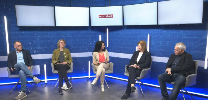 Debattierten am 3. Mai zum Tag der Pressefreiheit in Frankfurt am Main: O|N-Chefredakteur Christian P. Stadtfeld, hr-Programmdirektorin Gabriele Holzner, Moderatorin Lisa-Hanifa Habib, Justizministerin Eva Kühne-Hörmann und FFH-Programmchef Roel Oosthout.