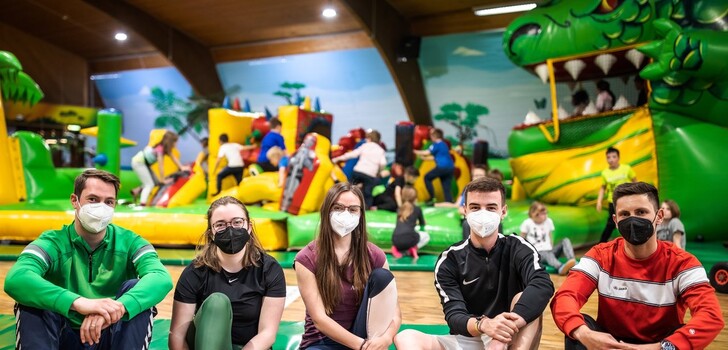 BU:
Bewegung macht Spaß: Das vermittelten (von links) Maximilian Siener, Projektleiter des Bewegungschecks, Lea Eller, Annika Felzmann und Tobias Möller sowie Bewegungskoordinator Sven Aschenbrücker.