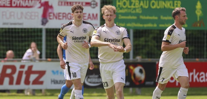 Max Stadler (Mitte) jubelt nach dem 1:0. Links Leon Wittke, rechts Michael Wiegand