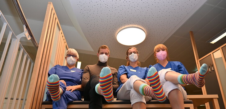 Von links nach rechts: Elzbieta Zerebecka (Stationsleitung 2A), Sebastian Mock (Klinikgeschäftsführer), Angelika Möller (Physiotherapie), Jana Lübbert (Physiotherapie)