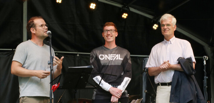 Landrat Torsten Warnecke (rechts) und Stadtradeln-Organisator Jörg Peters (links) mit dem "Stadtradelkönig" Stefan Schönberner.
