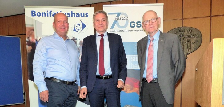 "Wir handeln verantwortungslos, wenn wir unser Schicksal nur von den USA abhängig machen", formulierte Dr. Josef Braml eindringlich.