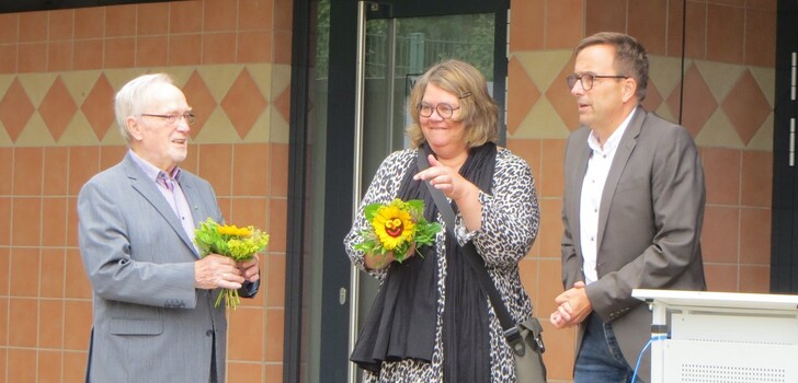 Schulleiter Andreas Stengel (rechts) bedankte sich bei seinen Vorgängern Barbara Burschel und Hermann Breitung