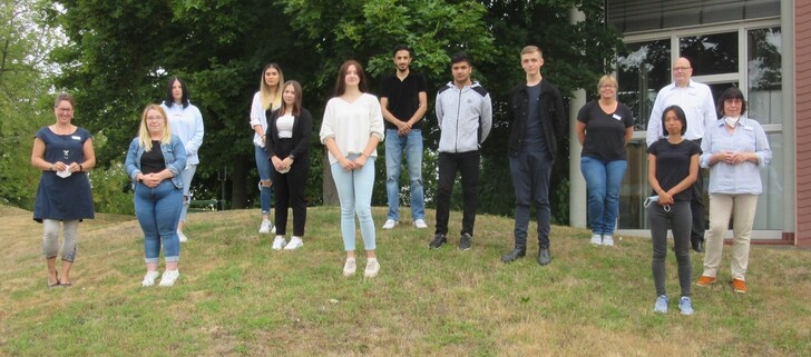 KKA begrüßt neue Auszubildende: Beate Tanneberger (Pflegedienstleitung, von links); Marie Rinnert, Alexandra Prochnau; Tayybe Ahmadi; Sophie Scheibe; Glorija Luksaite; Sulaiman Saif aldin; Majid Sharifi; Elias Altrichter, Ilona Adams (Betriebsrat); Dirk Topnik (Personalleiter); Minh Thuy Müller; Sabine von Seckendorff (Klassenlehrerin)
