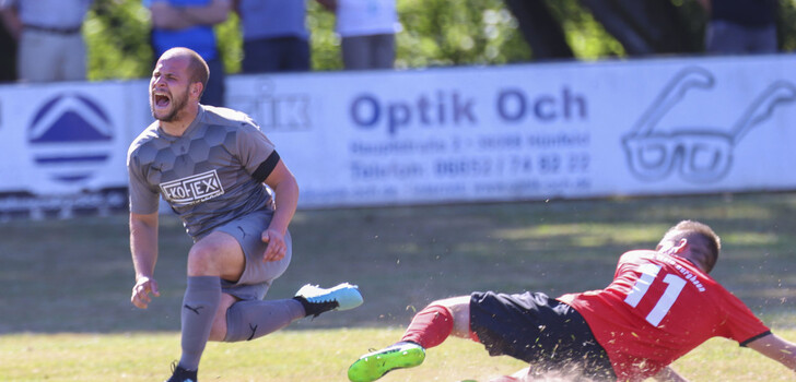 Das tat weh - und es sieht nach Derby aus: Links Kevin Dietz von der FSG Kiebitzgrund/Rothenkirchen, rechts Burghauns Marcel Schwalbach
