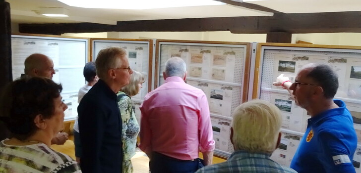 Viele Besucher hörten beim Rundgang den Ausführungen von Martin Schmelz (Zweiter von rechts) zu.
