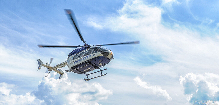 Die Polizeifliegerstaffel Hessen führt gemeinsam mit der Bergwacht eine so genannte "Windenübung" durch.