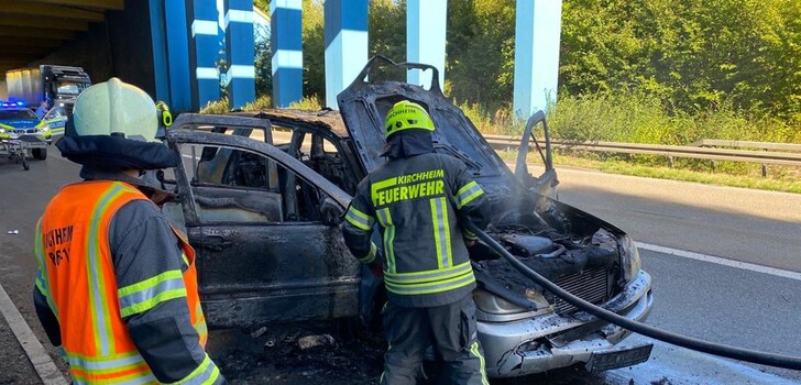 Dem Fahrer gelang es noch, den Anhänger abzukuppeln, das Fahrzeug brannte jedoch völlig aus.