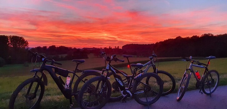 Nagelneue E-Bikes im Wert von mehreren 10.000 Euro wurden bei einem Einbruch in Bad Neustadt geklaut.