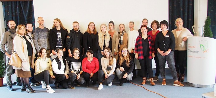 Studierende der Fachschule für Sozialwesen der Konrad-Zuse-Schule Hünfeld, Fachrichtung Heilerziehungspflege mit Lehrerin Frau Franke (2. v l. ) und leitenden Mitarbeiterinnen der Tanner Diakonie Frau Grötschel (5. v. r.), Frau Bathke-Denner (2. v. r.), Frau Diener (4. V. r.), Frau Kling (3. V. r.) sowie Pädagogischer Leiterin Frau Grützmacher (rechts).
