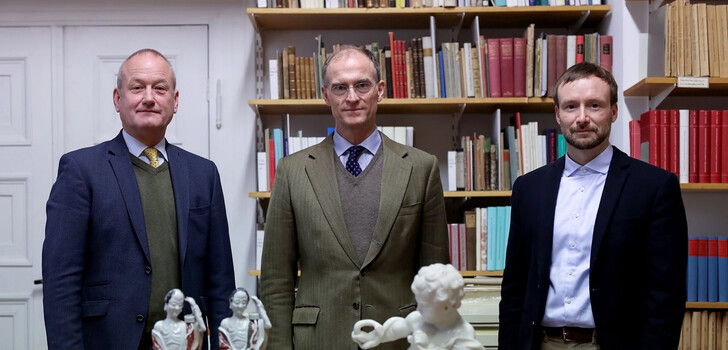 Von links: Museumsdirektor Dr. Markus Miller, Landgraf Donatus und Kunsthistoriker Sven Pabstmann mit drei Exponaten, die im Dritten Reich erworben wurden.