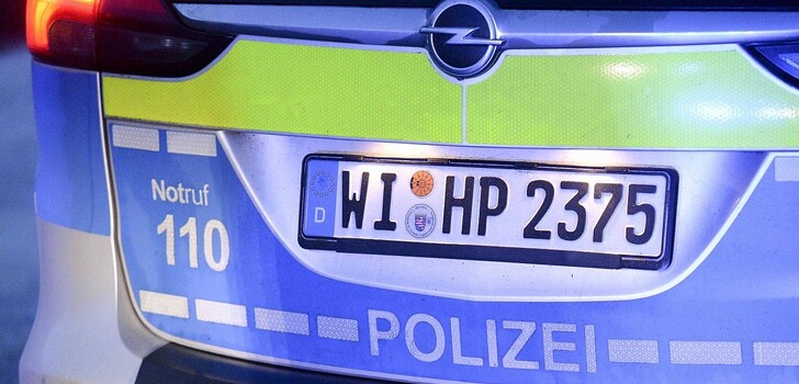 Der Pkw VW überschlug sich und kam auf dem Standstreifen, auf dem Dach liegend, zum Stillstand.