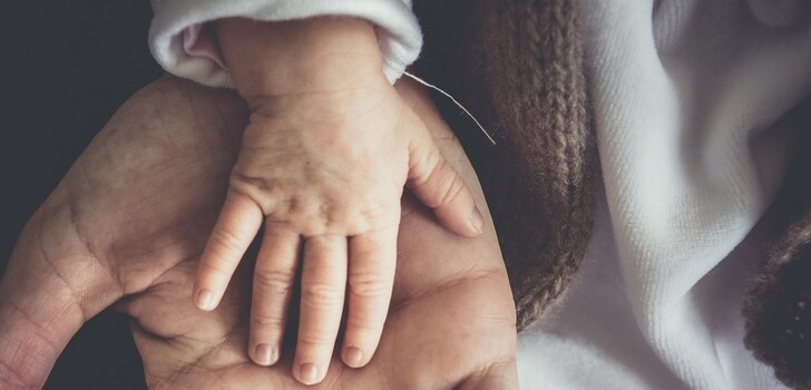 Die Kindertagespflege ist eine erlaubnispflichtige Betreuungsform, bei der bis zu fünf Kinder zeitgleich im Haushalt der Tagespflegeperson, im Haushalt der Eltern oder in anderen geeigneten Räumlichkeiten für einen Teil des Tages oder ganztags betreut werden.