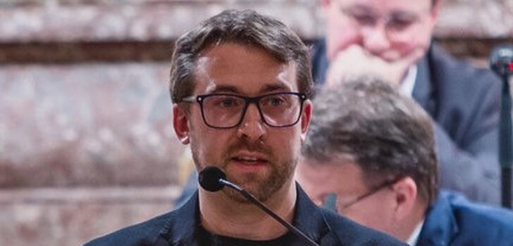 Nachdem der Linke Stadtverordnete Philipp Garrison zur SPD gewechselt ist, verlieren seine beiden Fraktionskolleginnen ihre Ausschussposten