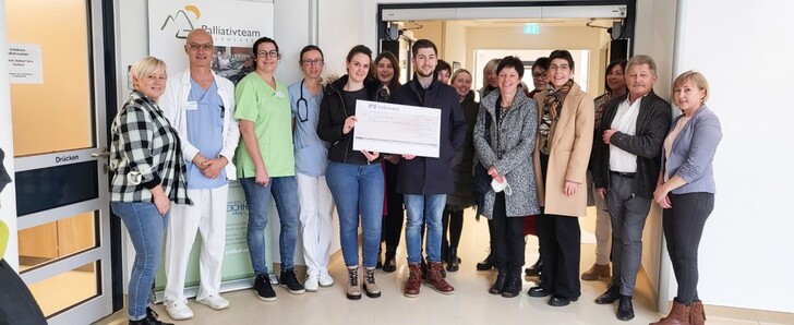 Große Freude bei der Spendenübergabe am Krankenhaus Eichhof: Das Palliativteam Lauterbach traf sich mit den Mitarbeitenden und Inhabern der Praxis Dres. Kolb und dankte sehr herzlich für die großzügige Zuwendung.