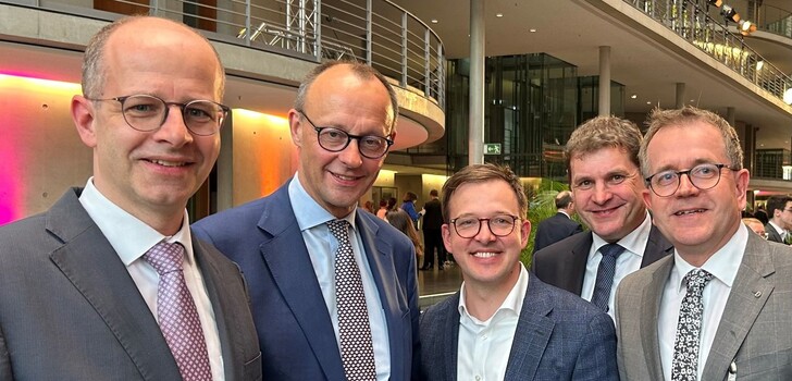 "Unterstützung für Kommunen" fordern (von links) MdB Michael Brand, CDU/CSU-Fraktionsvorsitzender Friedrich Merz, Vize-Landrat Frederik Schmitt, Bürgermeister Markus Röder und Thomas Scholz, Vize-Präsident des Hessischen Städte- und Gemeindebundes.