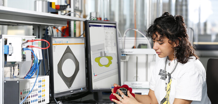 Valentina Friederichs nimmt seit Oktober am Hessen-Technikum teil. An der Hochschule Fulda modellierte sie das Gehäuse
einer Uhr und fertigte es mit dem 3D-Drucker an.