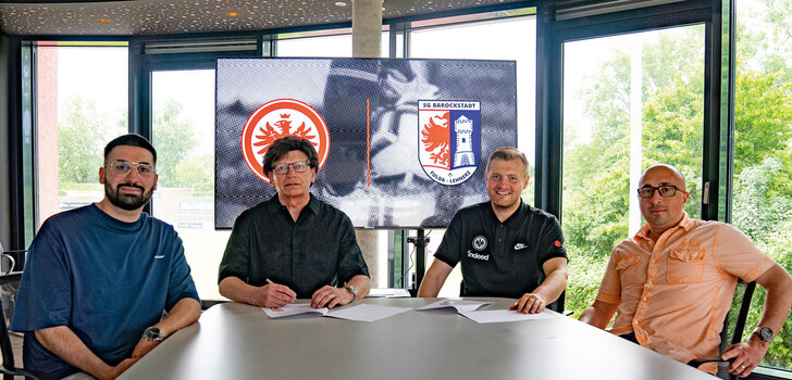 Bei der Unterzeichnung: Die SG Barockstadt freut sich auf die Kooperation im Nachwuchs mit Eintracht Frankfurt.