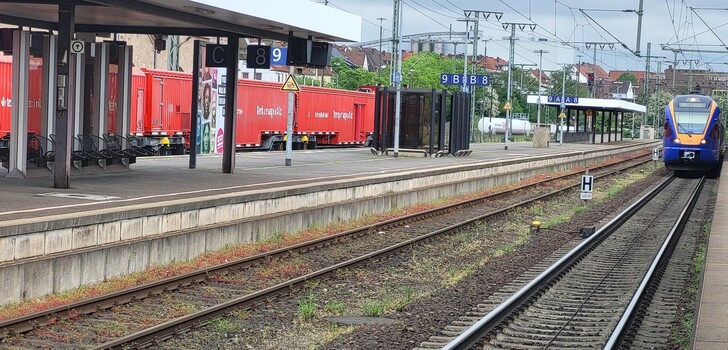 Eines langen Tages Reise nähert sich ihrem Ende: Der Cantus kommt – verspätet – in Fulda an. Vor der Weiterfahrt nach Hünfeld heißt es: Gleis- und damit Bahnsteigwechsel.