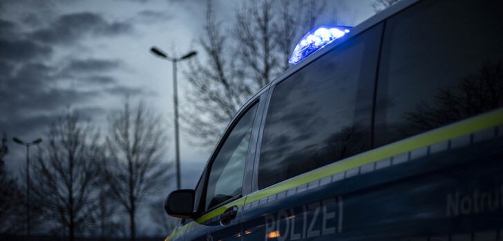 In Mittelkalbach sind Vermummte in Gärten und Garagen eingedrungen und haben mit Taschenlampen durch Fenster in Wohnhäuser geleuchtet, berichtet eine Anwohnerin.