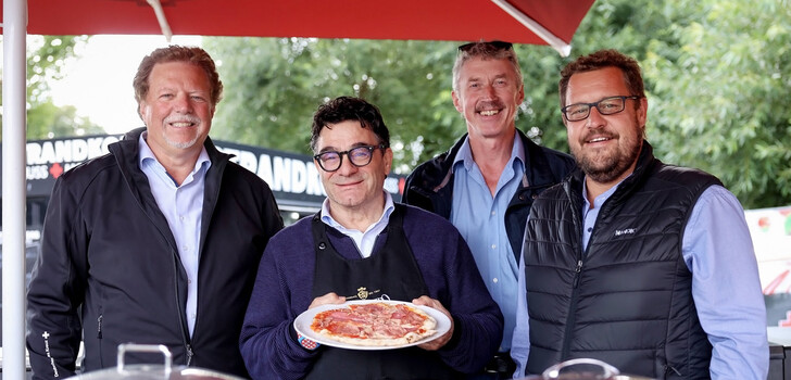 Christoph Schwab (DRK Geschäftsführung), Nico Tedesco (Kult-Lokal Tomate), Markus Otto (Mitglied DRK-Geschäftsführung, Leiter Bereich Senioren) und Christian Erwin (DRK-Geschäftsbereichsleiter Soziale Arbeit) verwöhnen die Besucher der LGS mit Italienischen Spezialitäten.