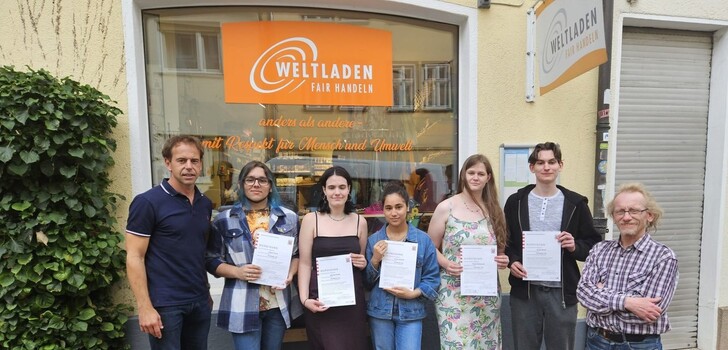 Christian Quanz, Zoltan Vincze, Matilda Köhler, Manar Dulaimi, Maja Hausknecht, Robin Balzer und Winfried Quell vor dem Fuldaer Weltladen.