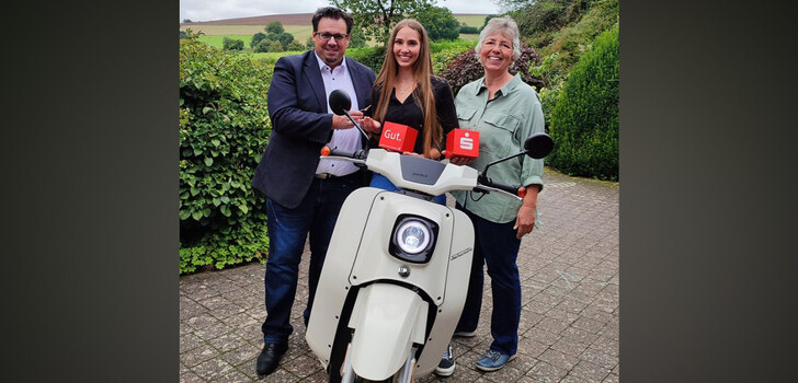 Jens Nennstiel (Kundenberater), Eva Bernhardt (Gewinnerin) und Mutter Iris Bernhardt.